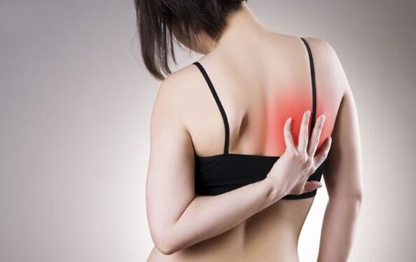 Dorsago, which accompanies thoracic osteochondrosis, manifests itself as sharp pain when moving.